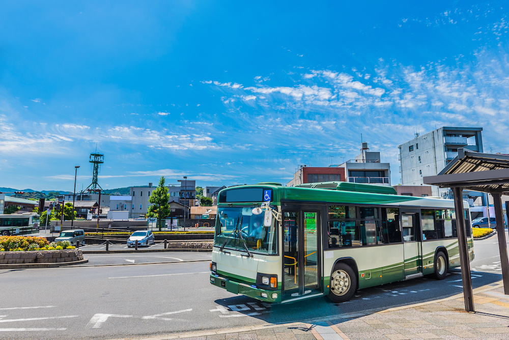 バス運転手の年収は「種類」や「地域」で変わる