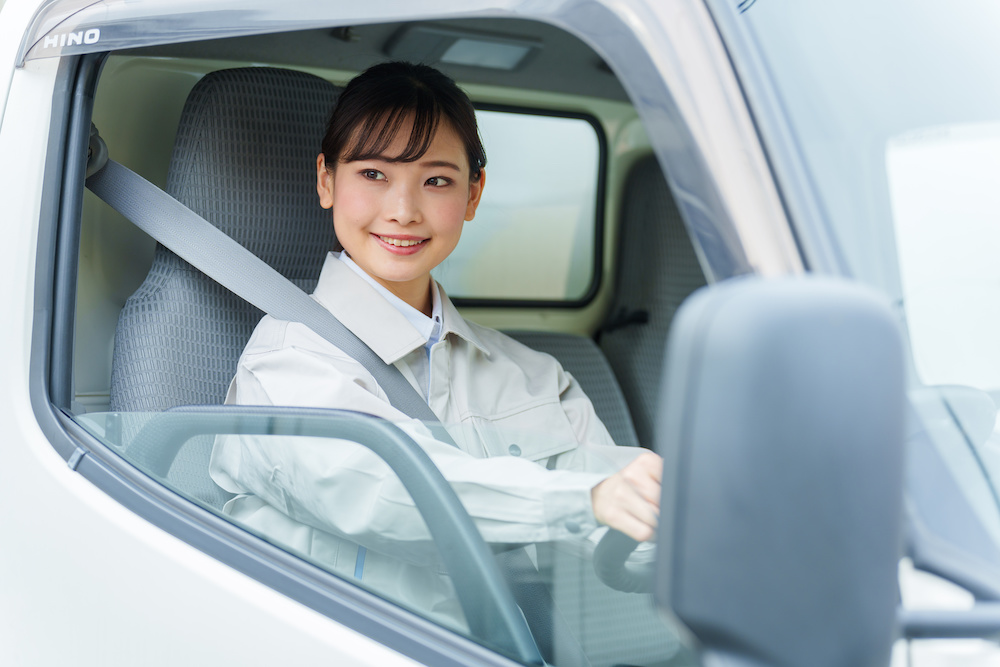 女性トラックドライバー