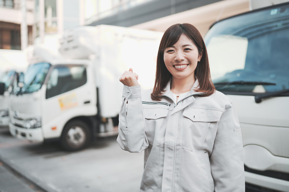 笑顔の女性トラックドライバー