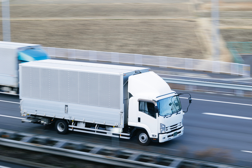 道路を走るトラック